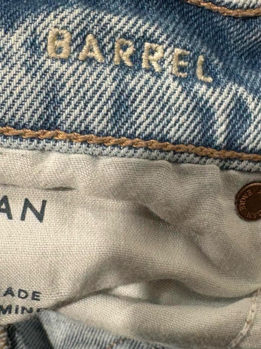 American Eagle Barrel Leg Denim Jeans in Light Wash. - Picture 4 of 5